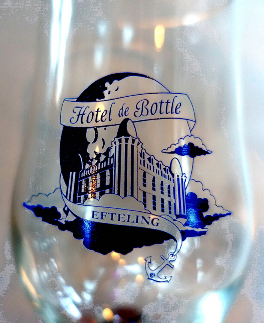 Hotel de Bottle Glas